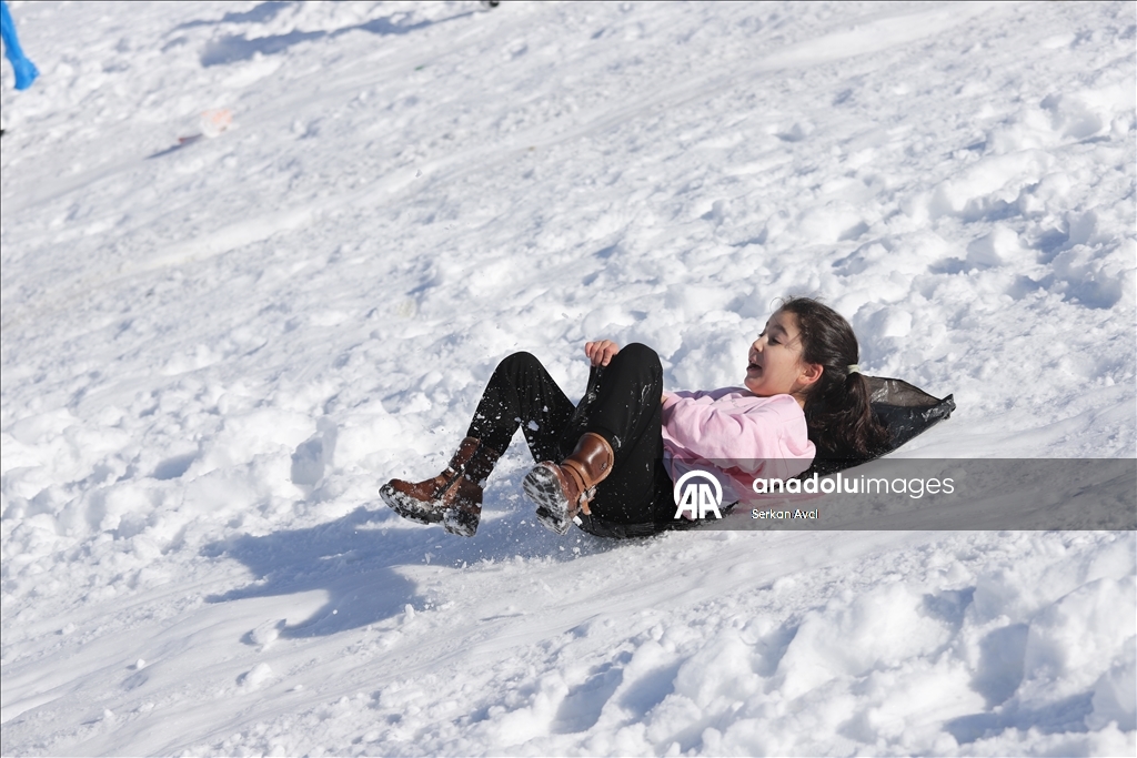Mersin'in beyaza bürünen Sertavul Yaylası tatildeki çocukları ağırlıyor