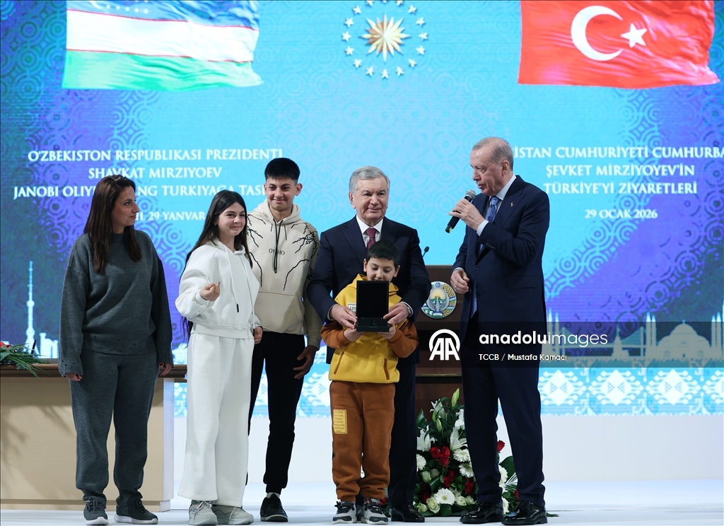 Cumhurbaşkanı Erdoğan, Özbekistan Cumhurbaşkanı Mirziyoyev ile bir araya geldi
