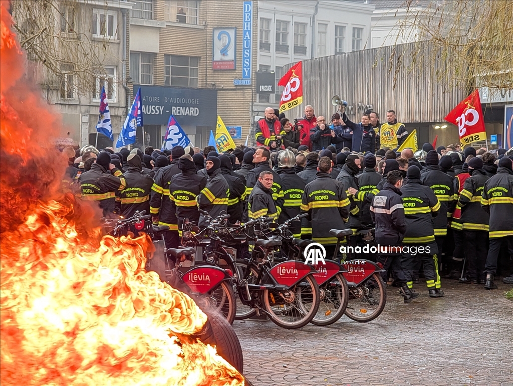 Firefighters protest over staff shortages and poor working conditions in Lille