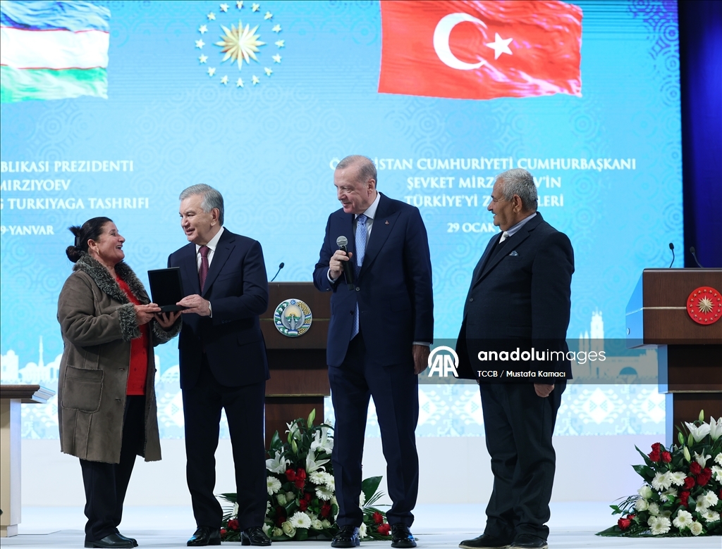 Cumhurbaşkanı Erdoğan, Özbekistan Cumhurbaşkanı Mirziyoyev ile bir araya geldi