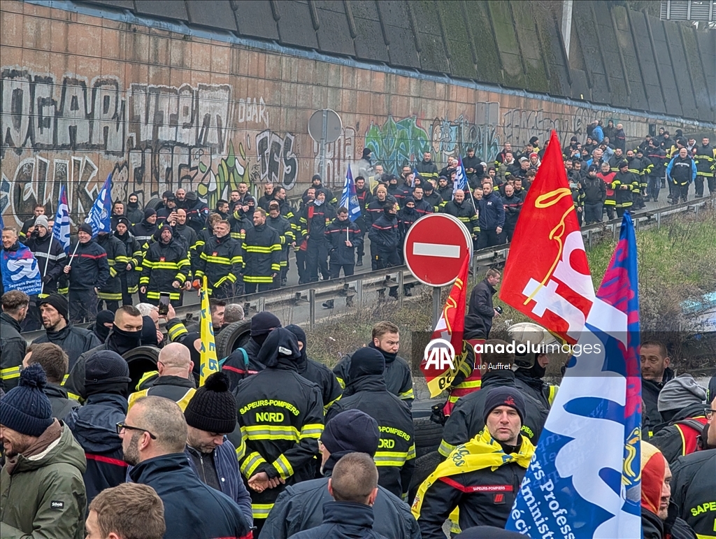 Firefighters protest over staff shortages and poor working conditions in Lille