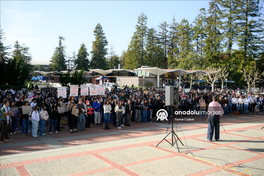 Студенты UC Berkeley вышли на протест против ICE