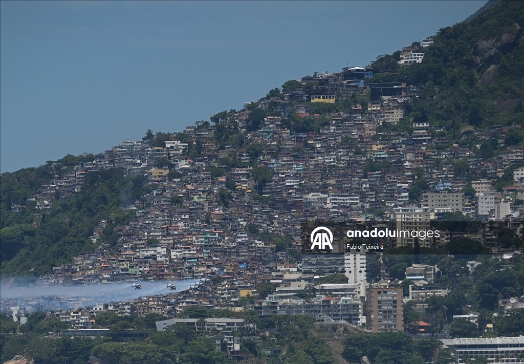 Испанская пилотажная группа «Patrulla Aspa» выполнила показательный полет в Рио-де-Жанейро