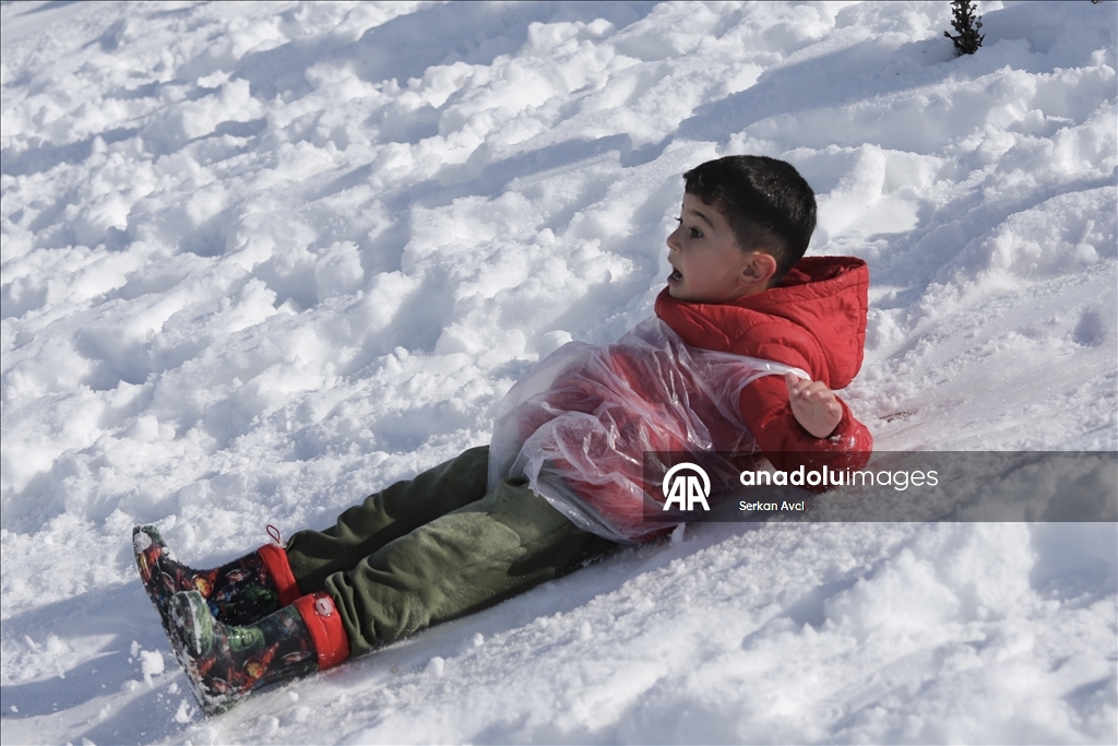 Mersin'in beyaza bürünen Sertavul Yaylası tatildeki çocukları ağırlıyor