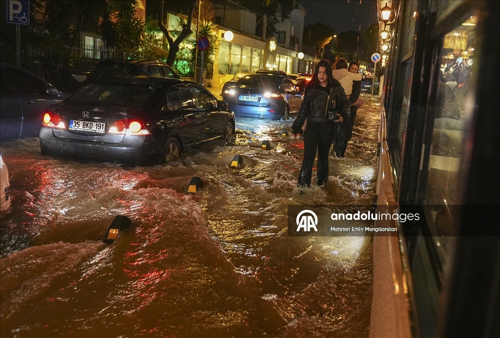 İzmir'de kuvvetli sağanak ve fırtına yaşamı olumsuz etkiledi