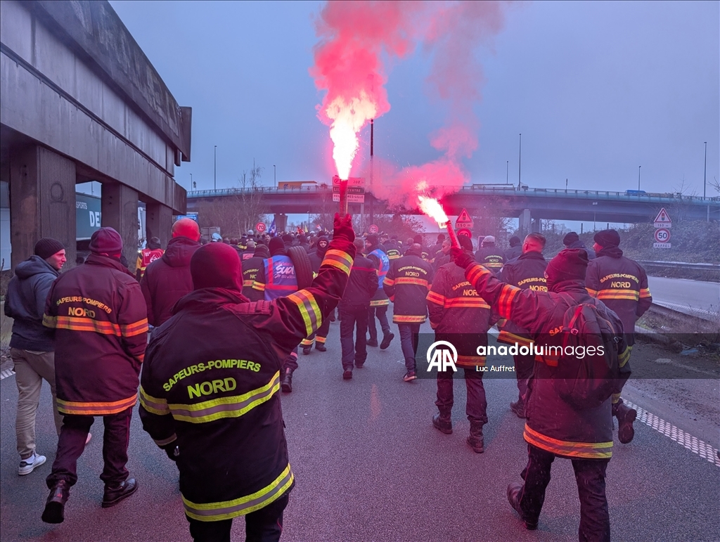 Fransa’nın Lille kentinde itfaiyeciler protesto düzenledi
