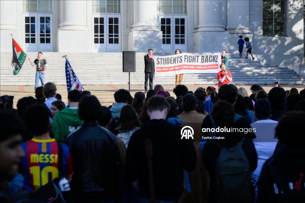 Öğrenciler UC Berkeley'de ICE karşıtı protesto için bir araya geldi 7
