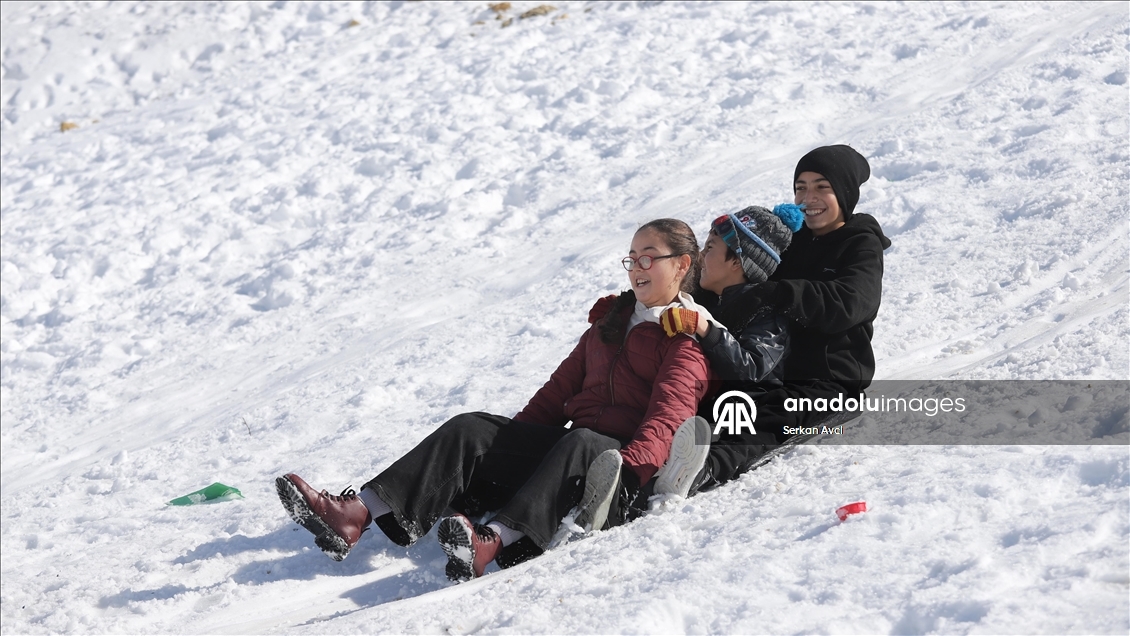 Mersin'in beyaza bürünen Sertavul Yaylası tatildeki çocukları ağırlıyor