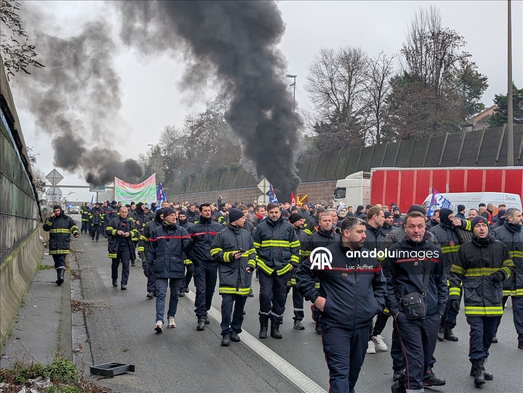 Firefighters protest over staff shortages and poor working conditions in Lille