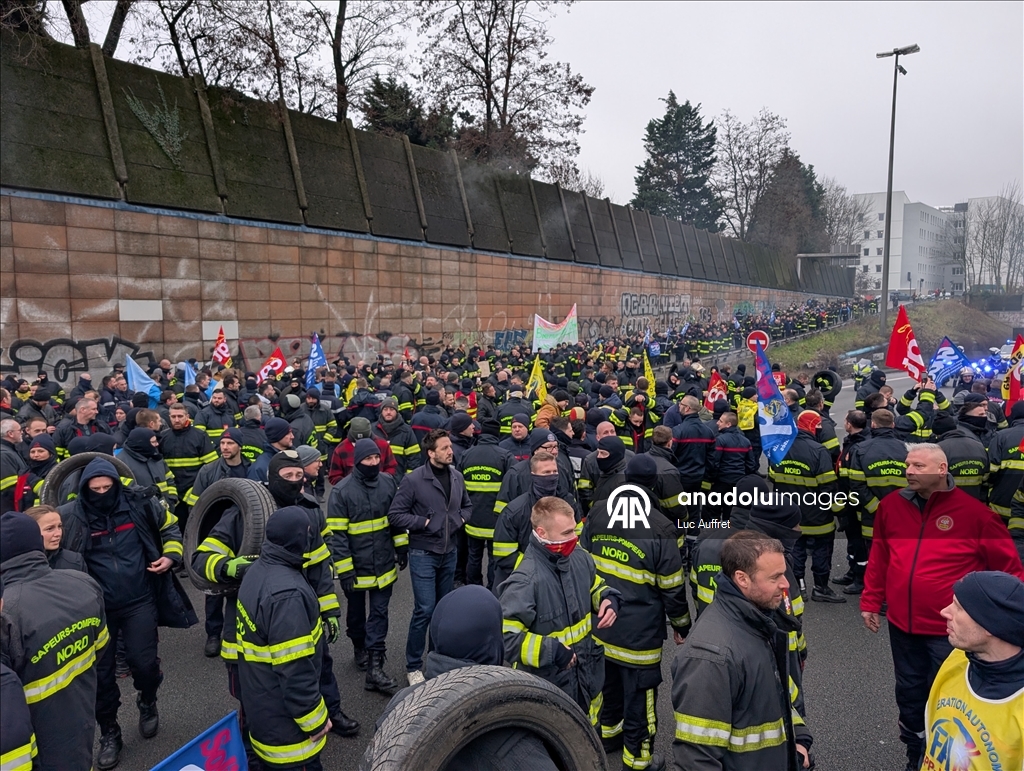 Firefighters protest over staff shortages and poor working conditions in Lille