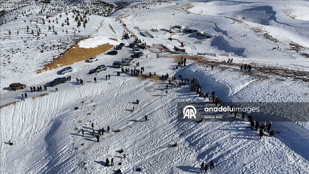 Mersin'in beyaza bürünen Sertavul Yaylası tatildeki çocukları ağırlıyor