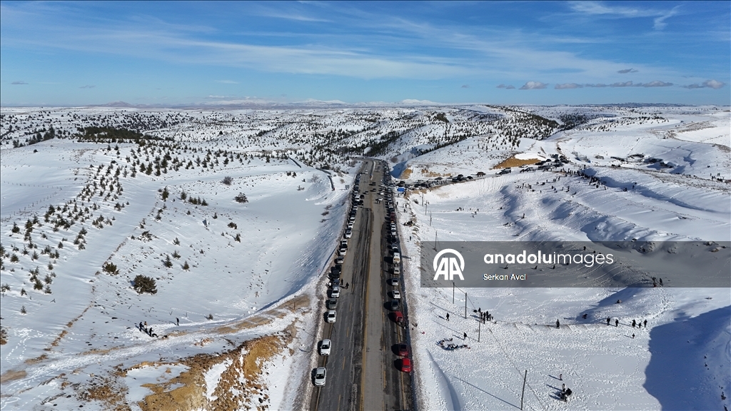 Mersin'in beyaza bürünen Sertavul Yaylası tatildeki çocukları ağırlıyor