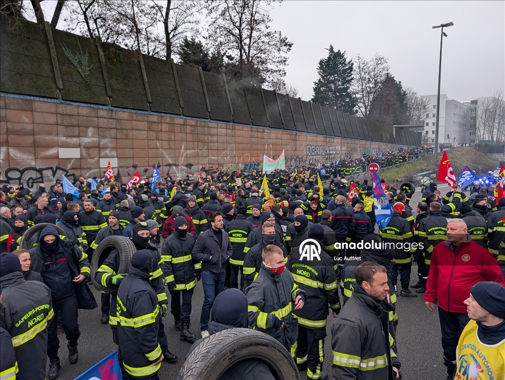 Fransa’nın Lille kentinde itfaiyeciler protesto düzenledi