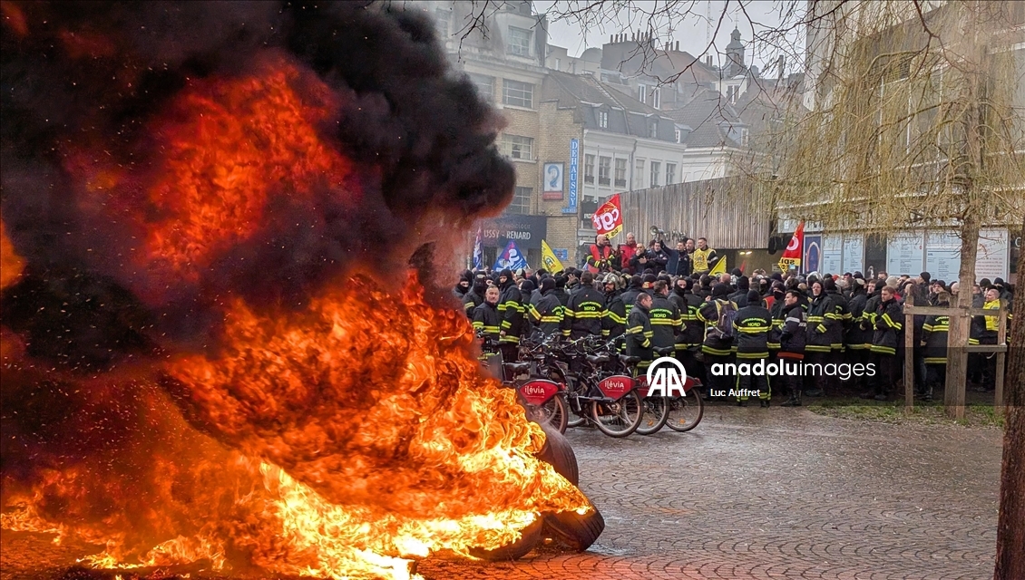 Fransa’nın Lille kentinde itfaiyeciler protesto düzenledi