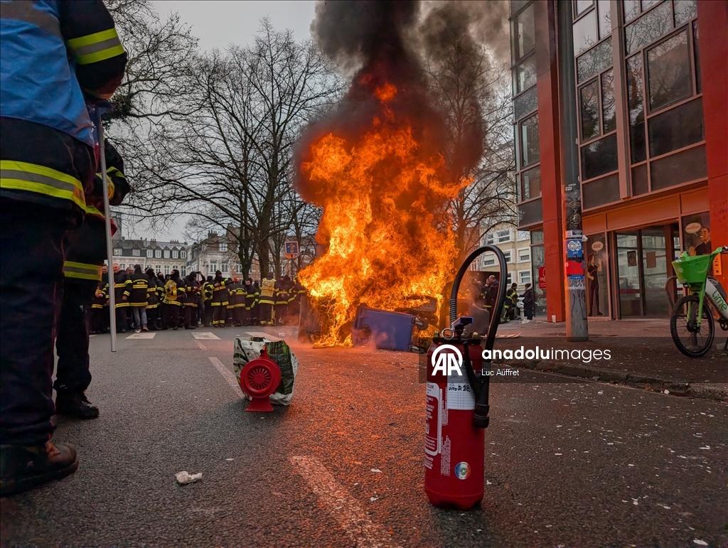 Firefighters protest over staff shortages and poor working conditions in Lille
