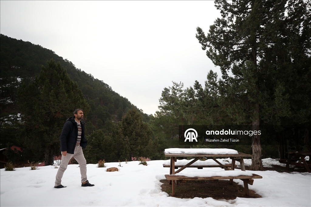 Снежную красоту в районе Аладаглар запечатлели с дрона