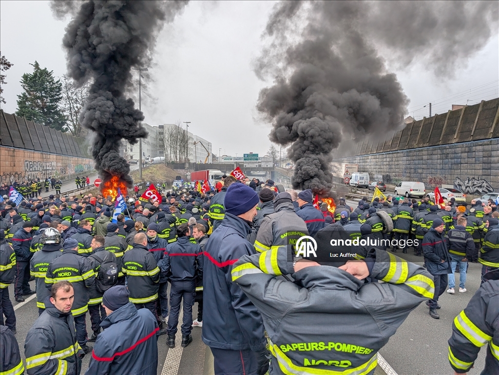 Fransa’nın Lille kentinde itfaiyeciler protesto düzenledi