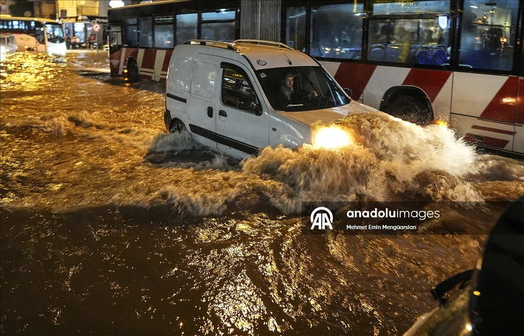 İzmir'de kuvvetli sağanak ve fırtına yaşamı olumsuz etkiledi