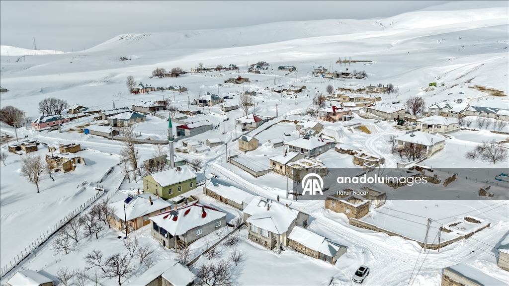 Süphan Dağı eteğindeki karla kaplı köylerde kış şartları yaşamı zorlaştırıyor