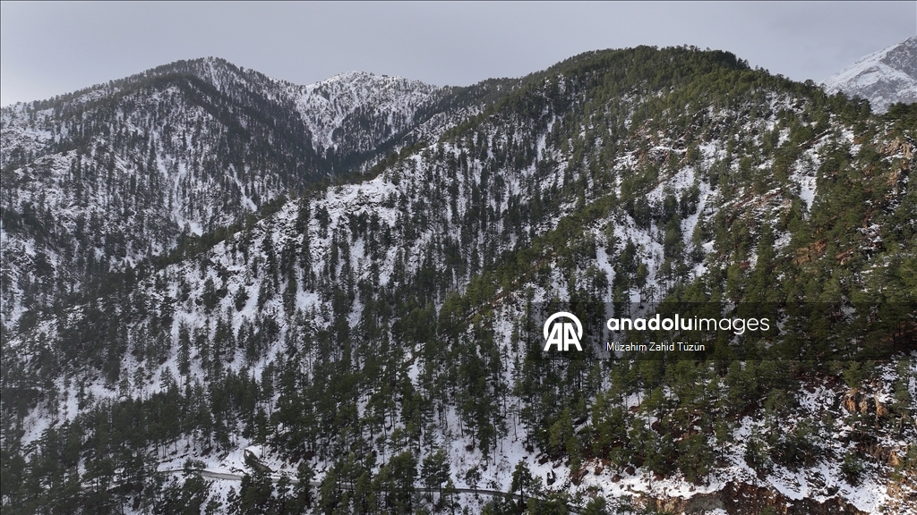 Снежную красоту в районе Аладаглар запечатлели с дрона