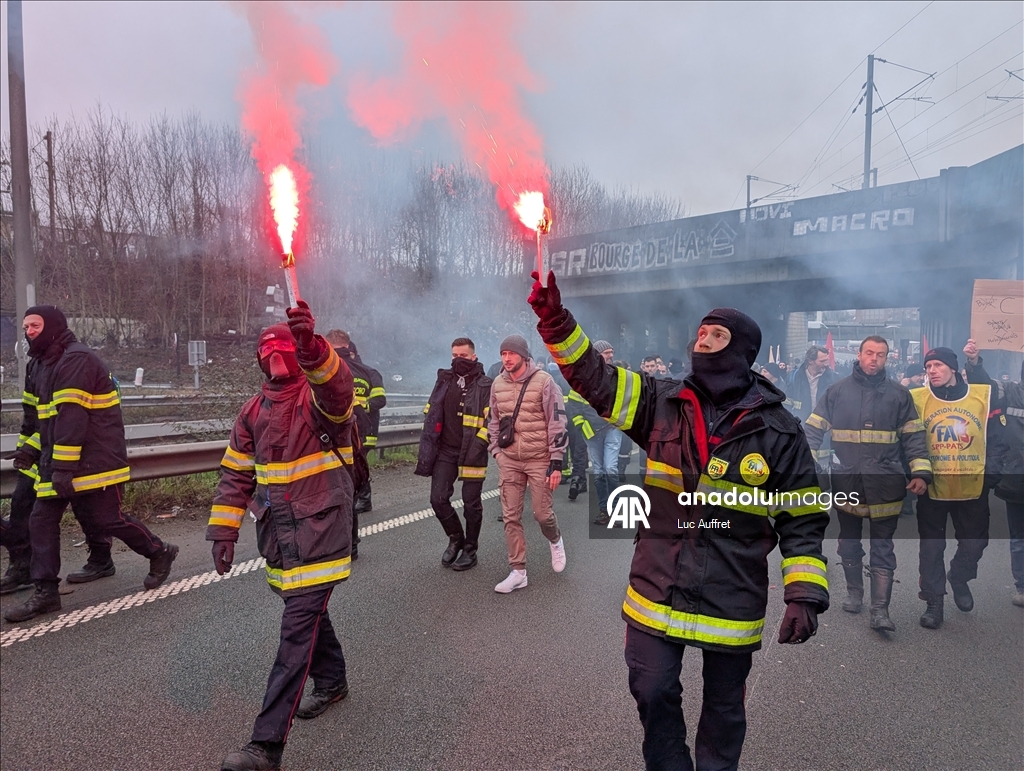Firefighters protest over staff shortages and poor working conditions in Lille