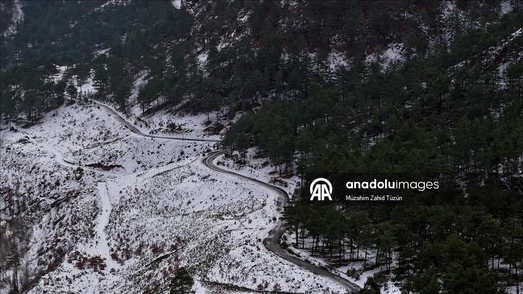 Снежную красоту в районе Аладаглар запечатлели с дрона