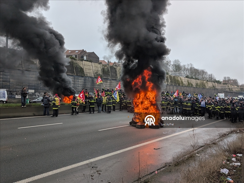Firefighters protest over staff shortages and poor working conditions in Lille