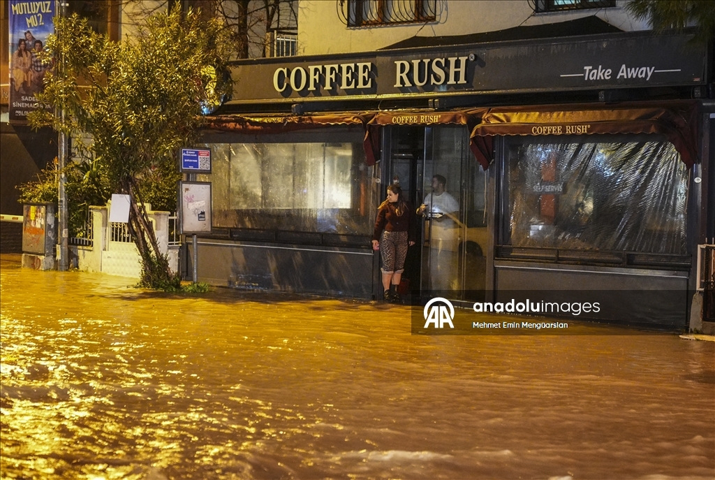 İzmir'de kuvvetli sağanak ve fırtına yaşamı olumsuz etkiledi