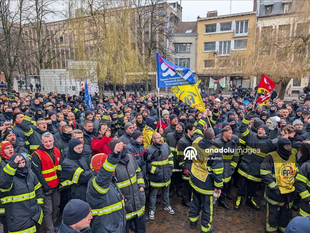 Fransa’nın Lille kentinde itfaiyeciler protesto düzenledi