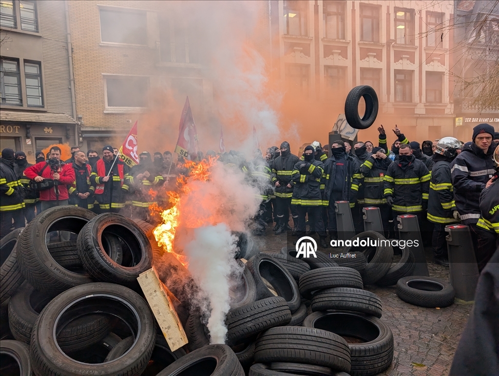 Firefighters protest over staff shortages and poor working conditions in Lille