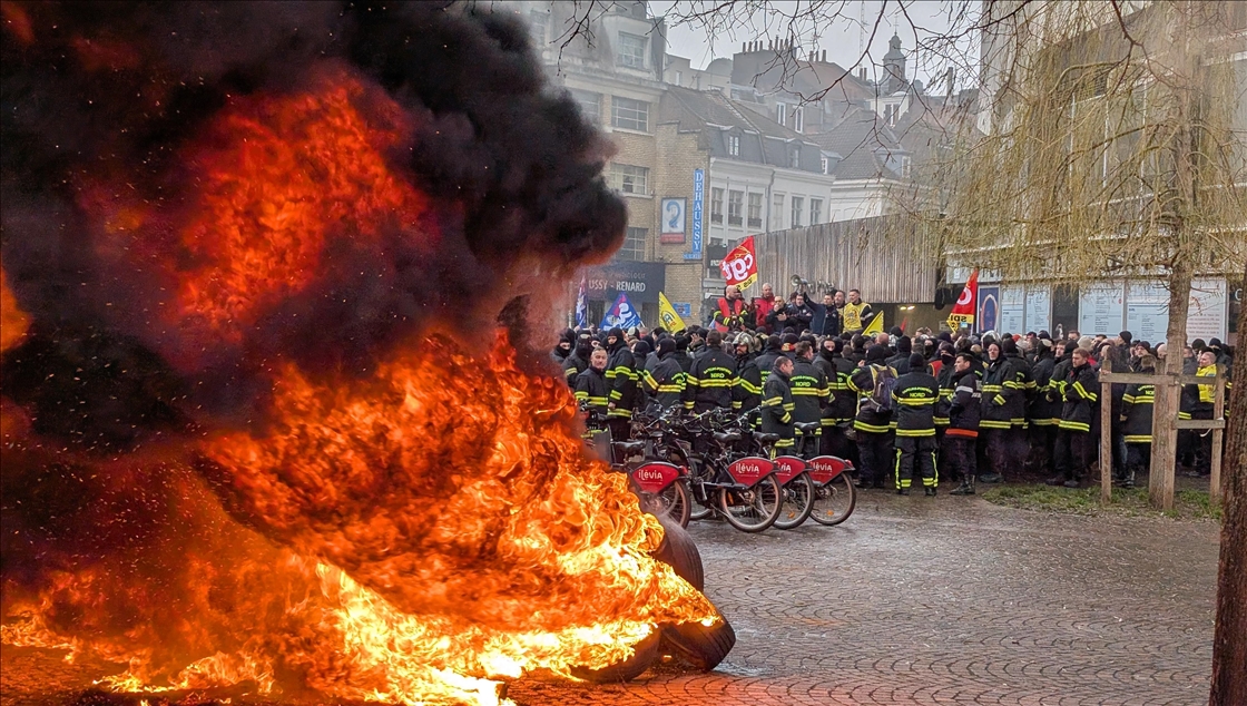 Fransa’nın Lille kentinde itfaiyeciler protesto düzenledi