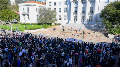 Öğrenciler UC Berkeley'de ICE karşıtı protesto için bir araya geldi