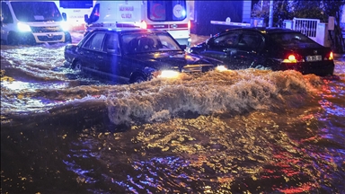 İzmir'de kuvvetli sağanak ve fırtına yaşamı olumsuz etkiledi