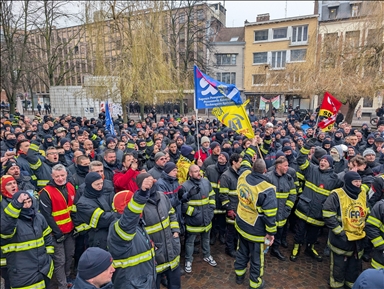 Firefighters protest over staff shortages and poor working conditions in Lille