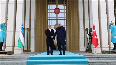 Cumhurbaşkanı Erdoğan, Özbekistan Cumhurbaşkanı Mirziyoyev'i resmi törenle karşıladı