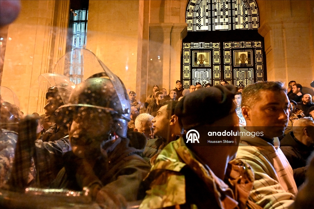 لبنان.. عسكريون متقاعدون يقتحمون ساحة البرلمان