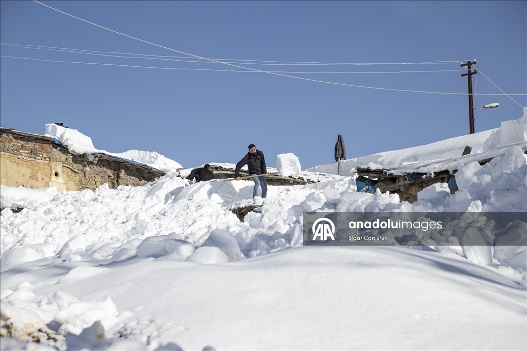 Li Tunceliyê gundî berfa ser xaniyên xwe diavêjin û bangêran dikin