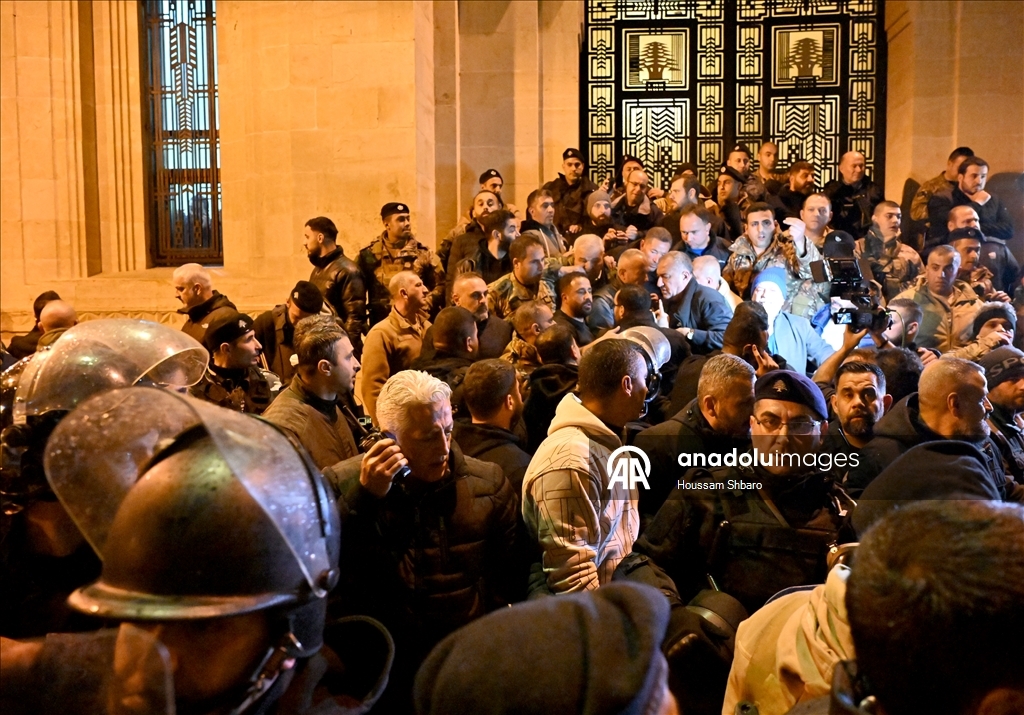 لبنان.. عسكريون متقاعدون يقتحمون ساحة البرلمان