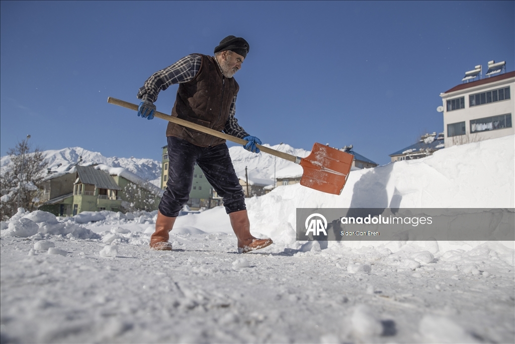 Li Tunceliyê gundî berfa ser xaniyên xwe diavêjin û bangêran dikin