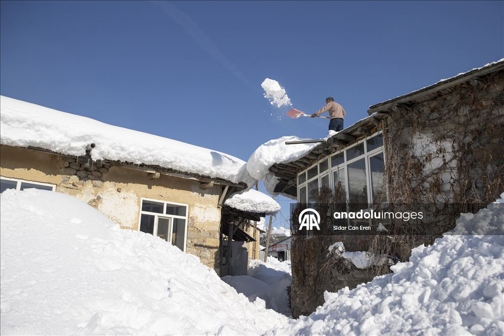 Li Tunceliyê gundî berfa ser xaniyên xwe diavêjin û bangêran dikin