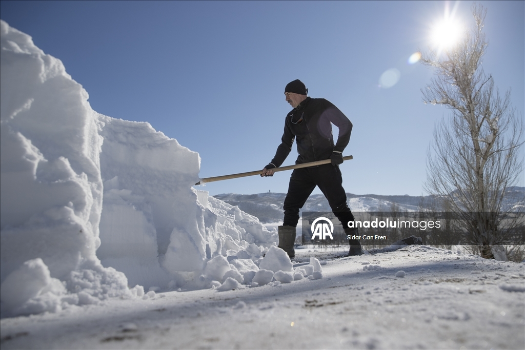 Li Tunceliyê gundî berfa ser xaniyên xwe diavêjin û bangêran dikin
