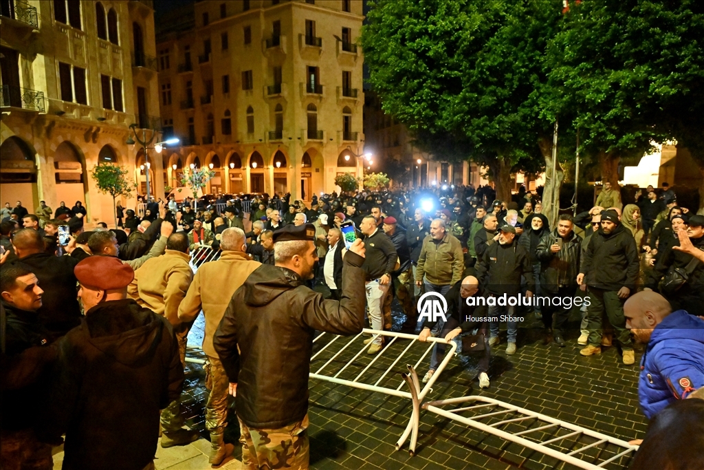 لبنان.. عسكريون متقاعدون يقتحمون ساحة البرلمان