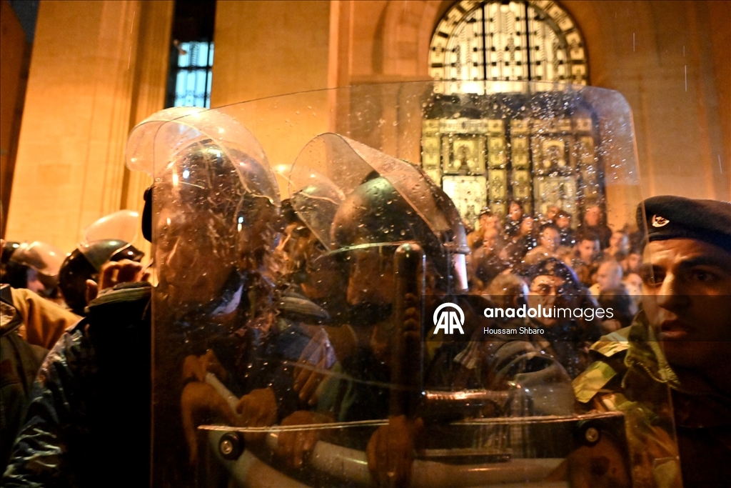 لبنان.. عسكريون متقاعدون يقتحمون ساحة البرلمان