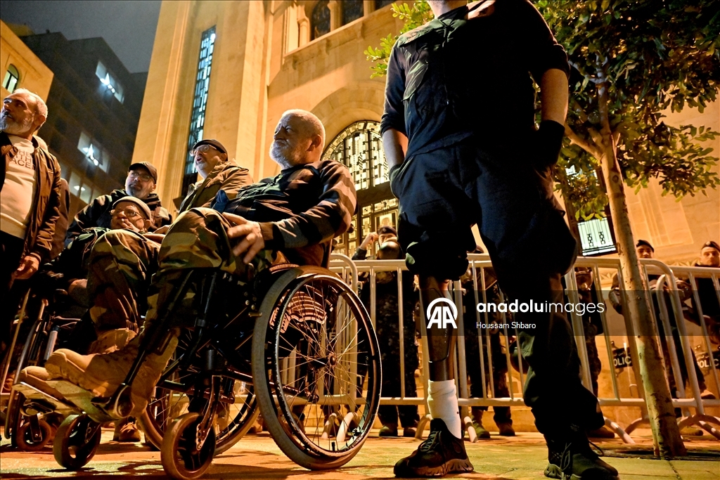 لبنان.. عسكريون متقاعدون يقتحمون ساحة البرلمان