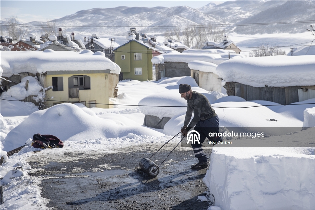 Li Tunceliyê gundî berfa ser xaniyên xwe diavêjin û bangêran dikin