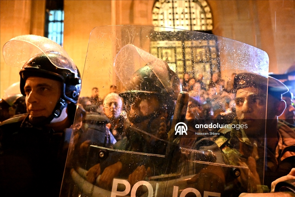 لبنان.. عسكريون متقاعدون يقتحمون ساحة البرلمان