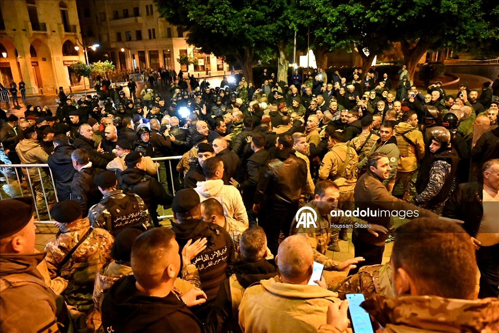 لبنان.. عسكريون متقاعدون يقتحمون ساحة البرلمان