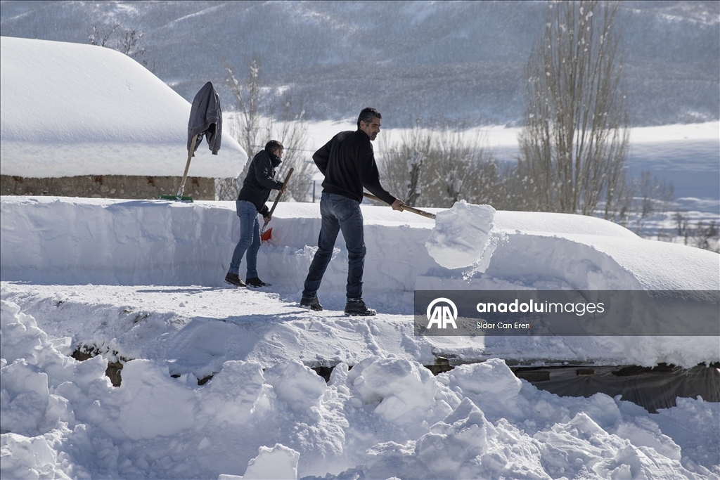 Li Tunceliyê gundî berfa ser xaniyên xwe diavêjin û bangêran dikin