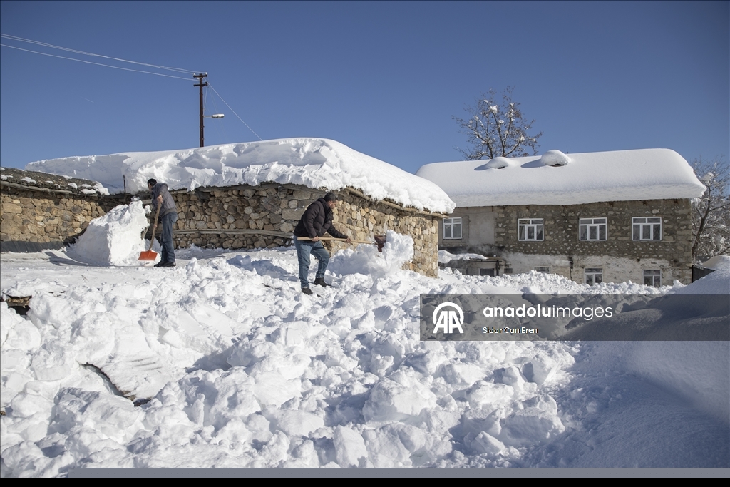 Li Tunceliyê gundî berfa ser xaniyên xwe diavêjin û bangêran dikin