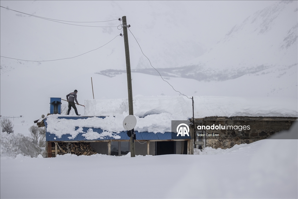 Li Tunceliyê gundî berfa ser xaniyên xwe diavêjin û bangêran dikin